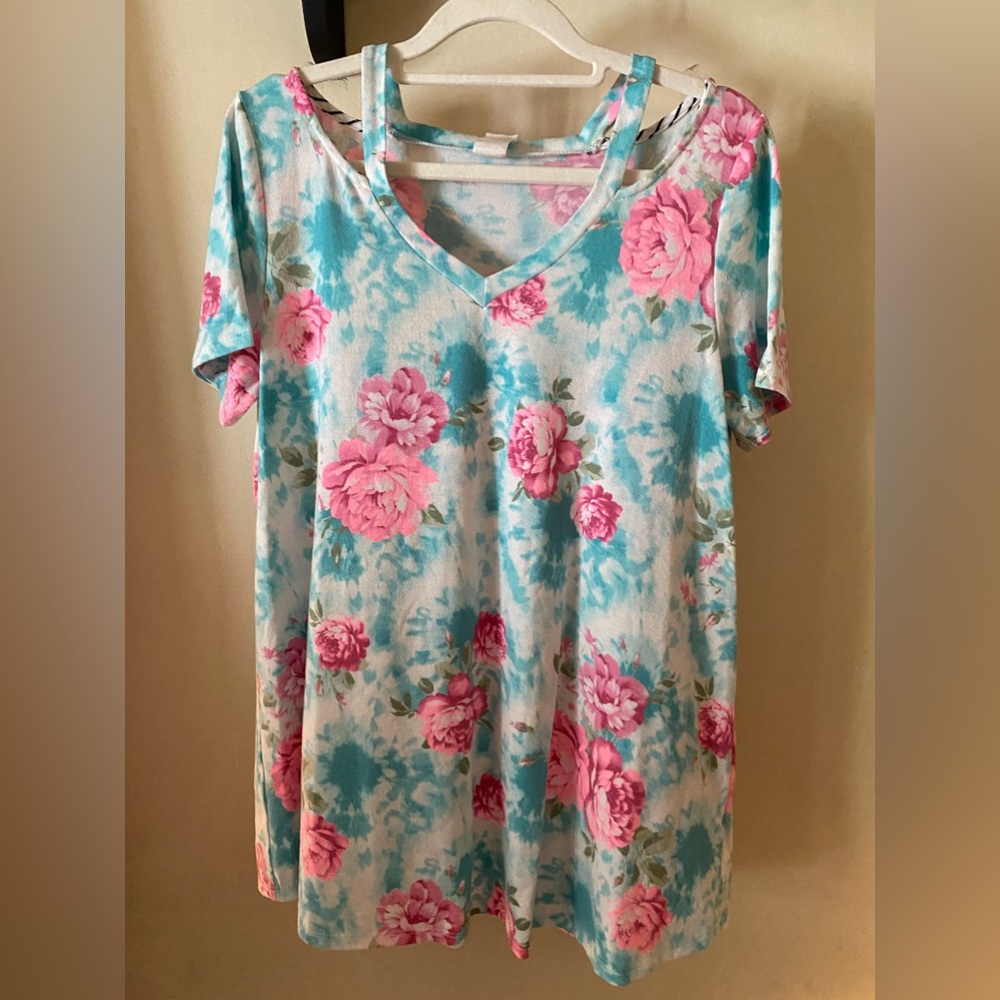 Women’s Honey Me floral top. New w/o tags. Size small 4-6. Cutout neckline.